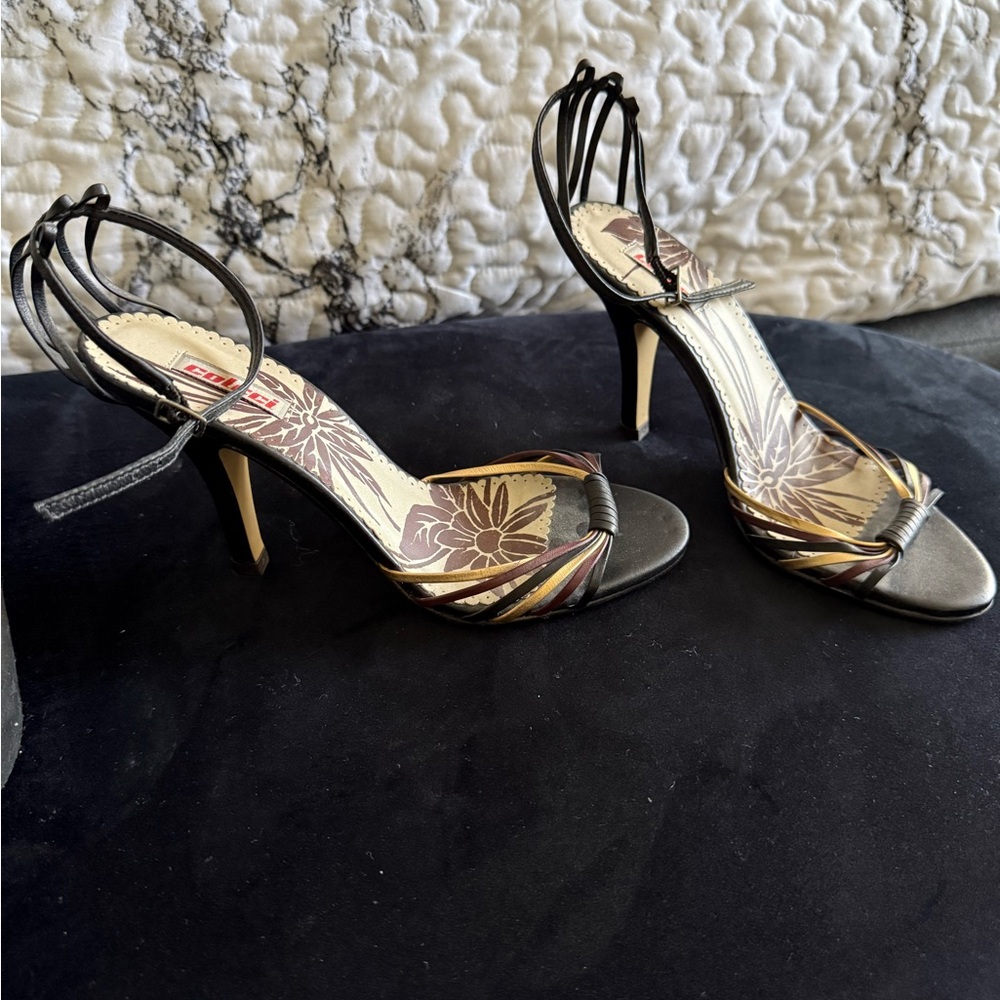 Chic Strappy Heels in Black and Gold